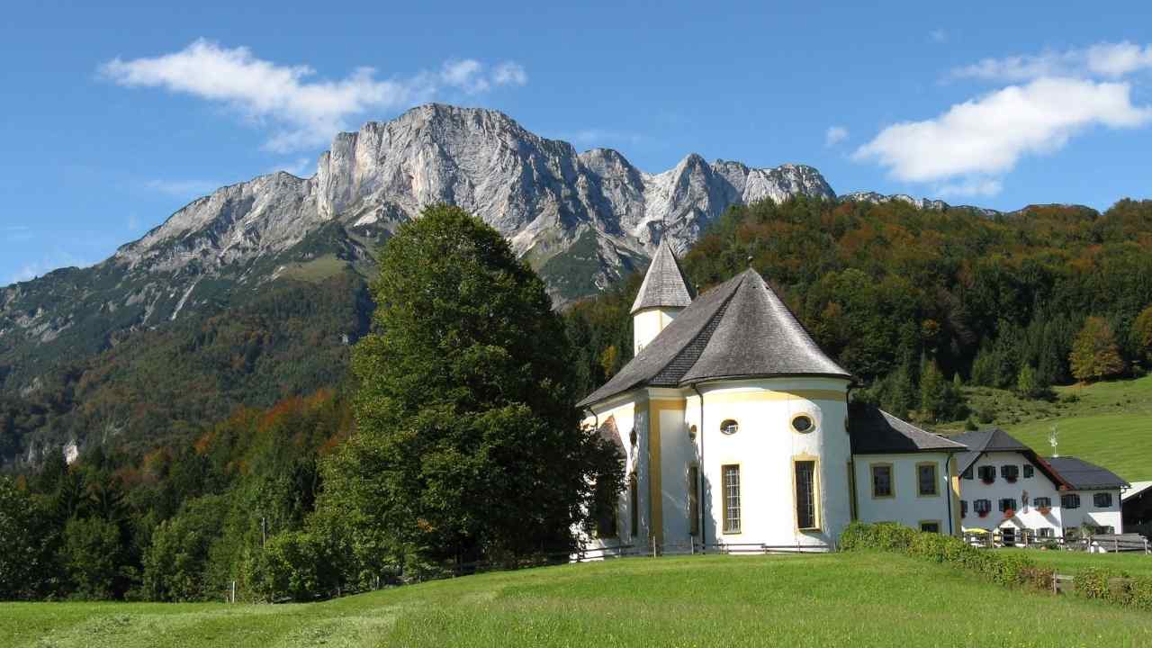 Wallfahrtskirche Mariä Heimsuchung am Ettenberg mit Untersbergpanorama im Hintergrund