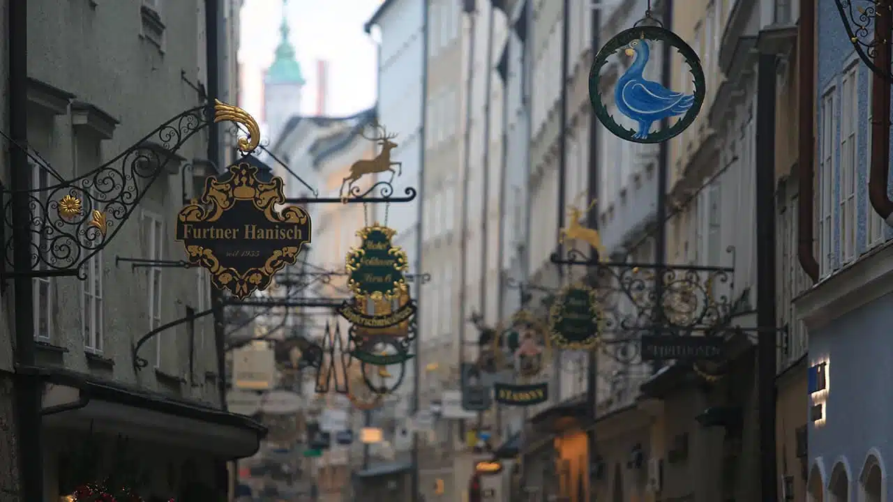 Wunderschön verzierte Schilder in der Getreidegasse in Salzburg